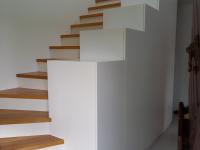 geschwungene Treppe mit Schrank